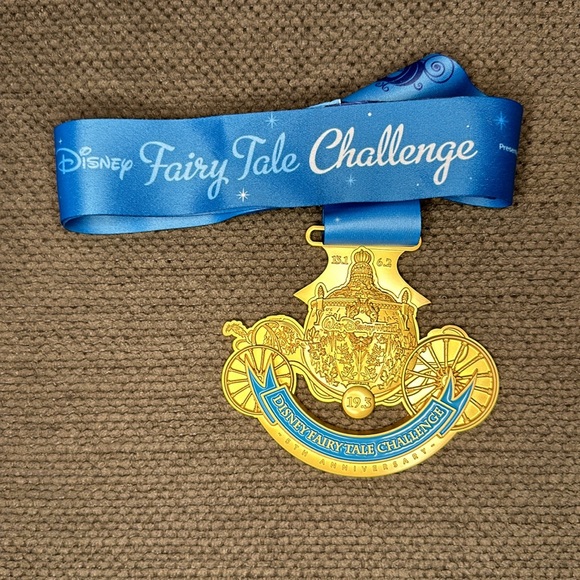 Disney Run Medal 2018 Fairy Tale Challenge 5th Anniversary Walt Disney World - Picture 3 of 6